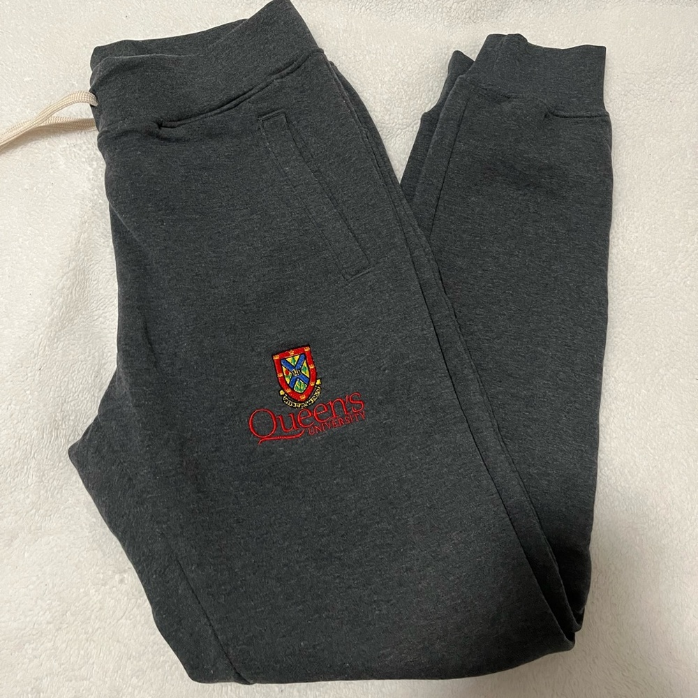 QUEEN’S UNIVERSITY SWEATPANTS
